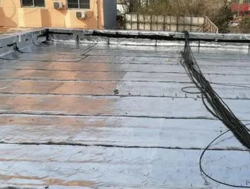 哈尔滨市卫生间漏水维修公司分享下哈尔滨市屋面楼顶防水刚性防水层施工要点。