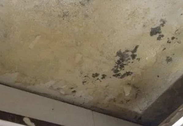 哈尔滨市阳台漏水维修公司分享下哈尔滨市卫生间渗水维修需要注意哪些问题。